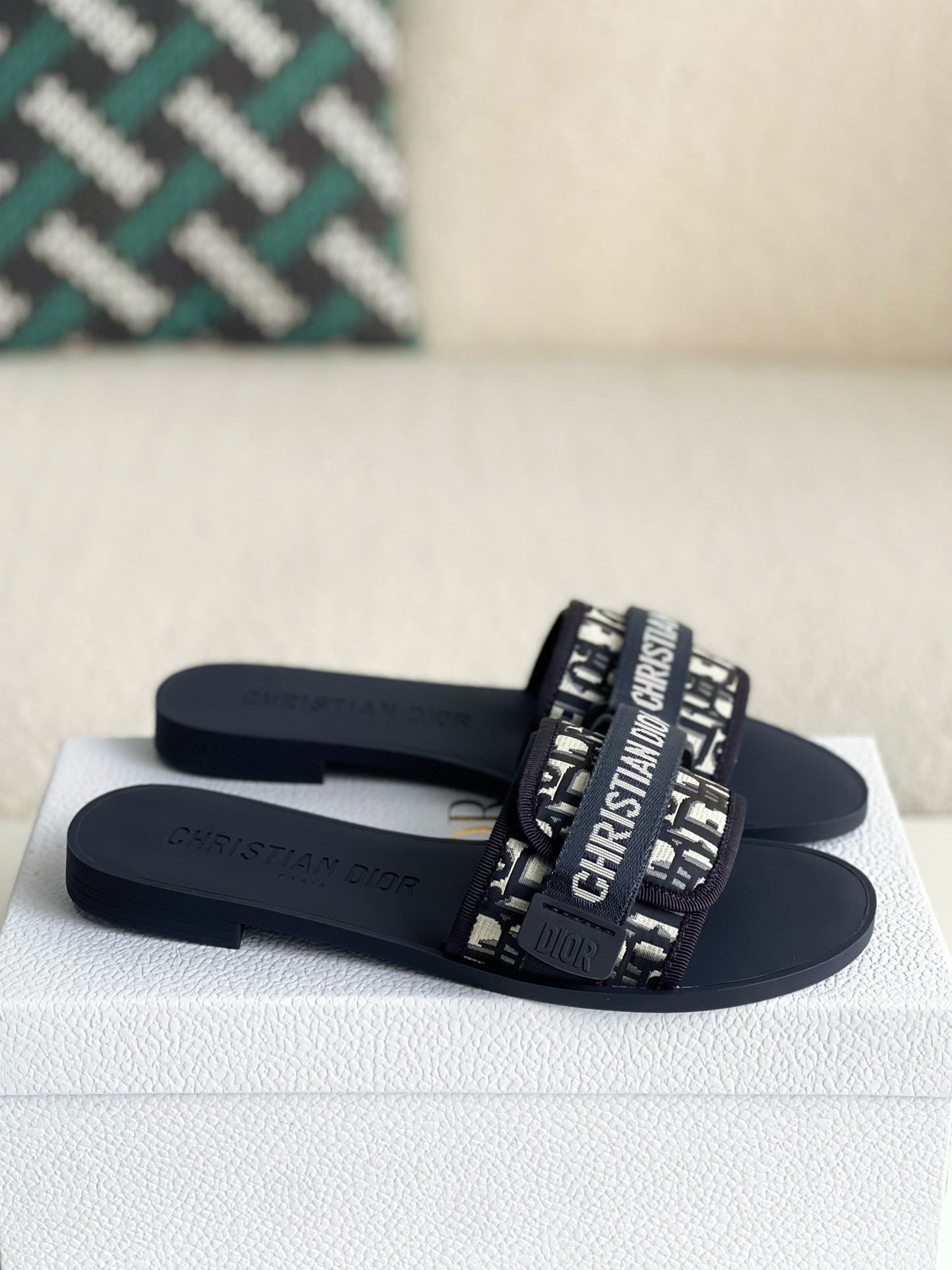 DR women's slippers
