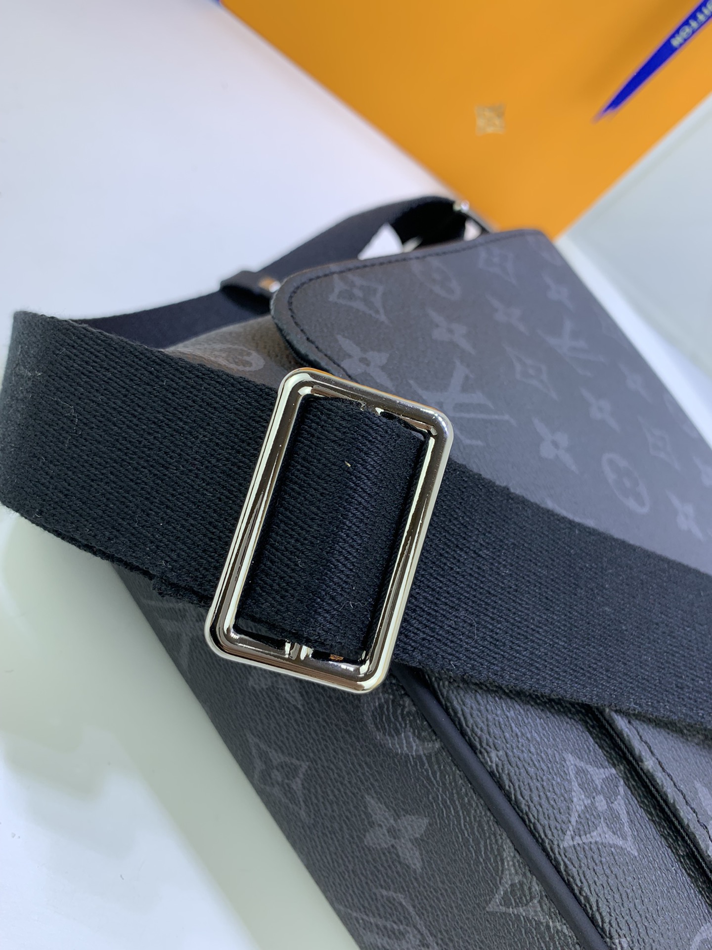 Woman’s Handbag with Adjustable strap 9.8″x8.7″x3.1″ BB-918000637
