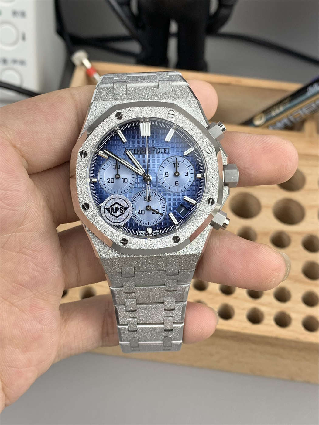 Royal Oak 26240 Blue Dial Replica – APS Factory Frosted Gold Chronograph