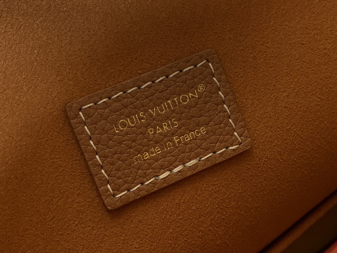 LOUIS VUITTON M14642 Low Key Cookie MM