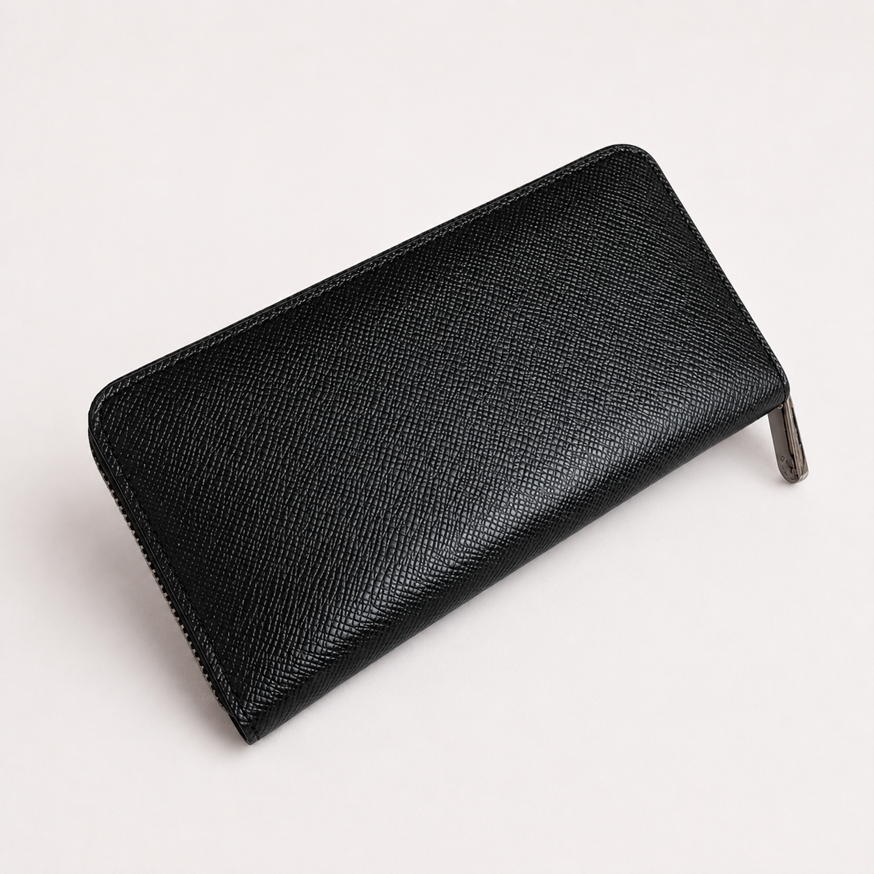 Q07：Louis Vuitton Zippy Wallet in Taiga Leather