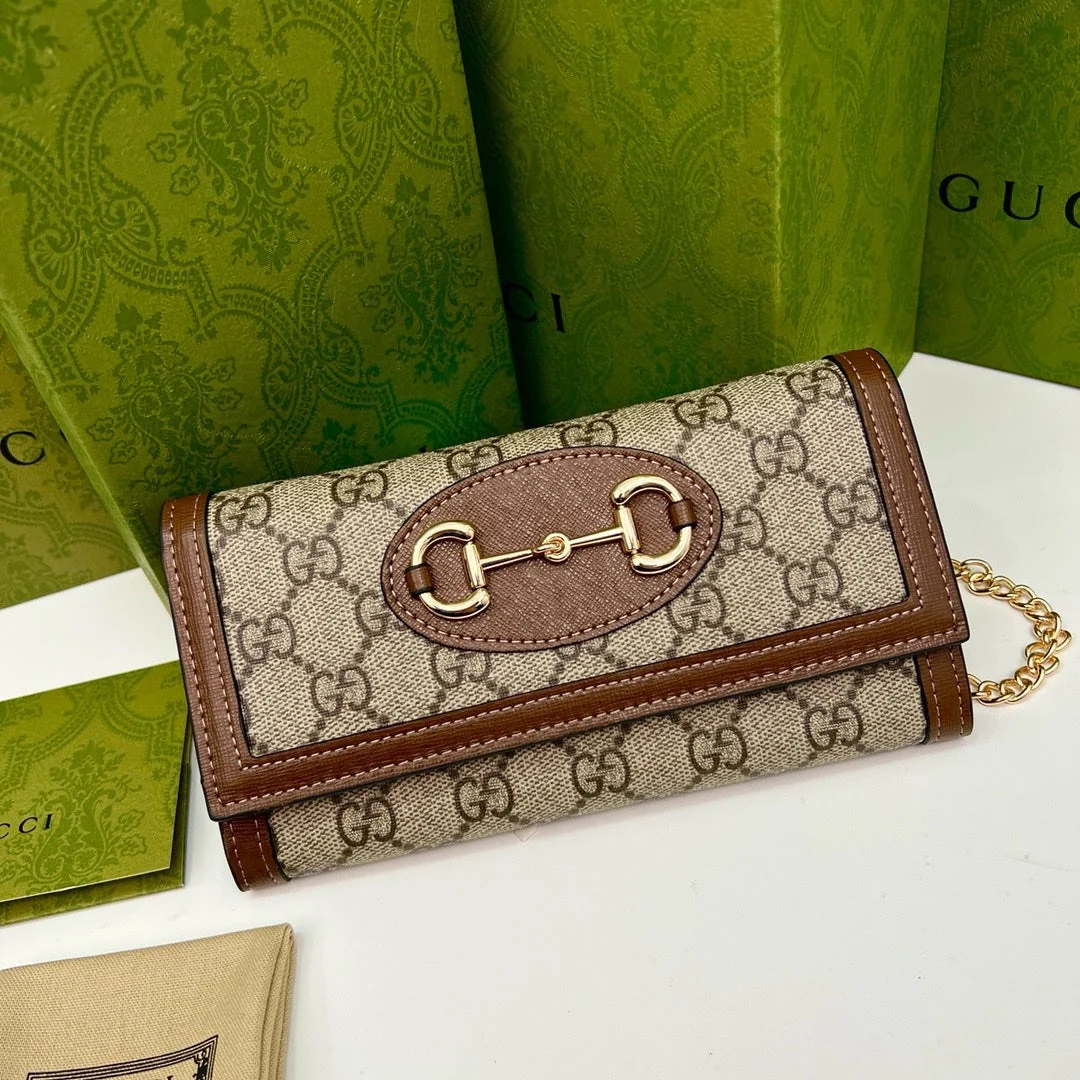 【Gucci】 A slim, luxurious wallet made with high-quality leather.