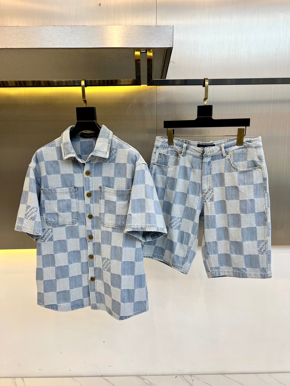 LV  T-Shirt  Shorts （Suit）