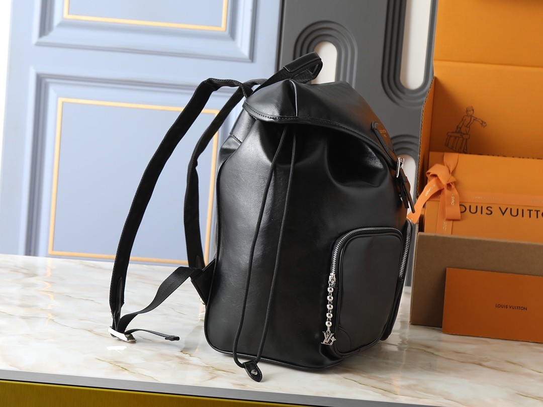 LV Montsouris Cargo Backpack M13983 Size：34x40x17cm