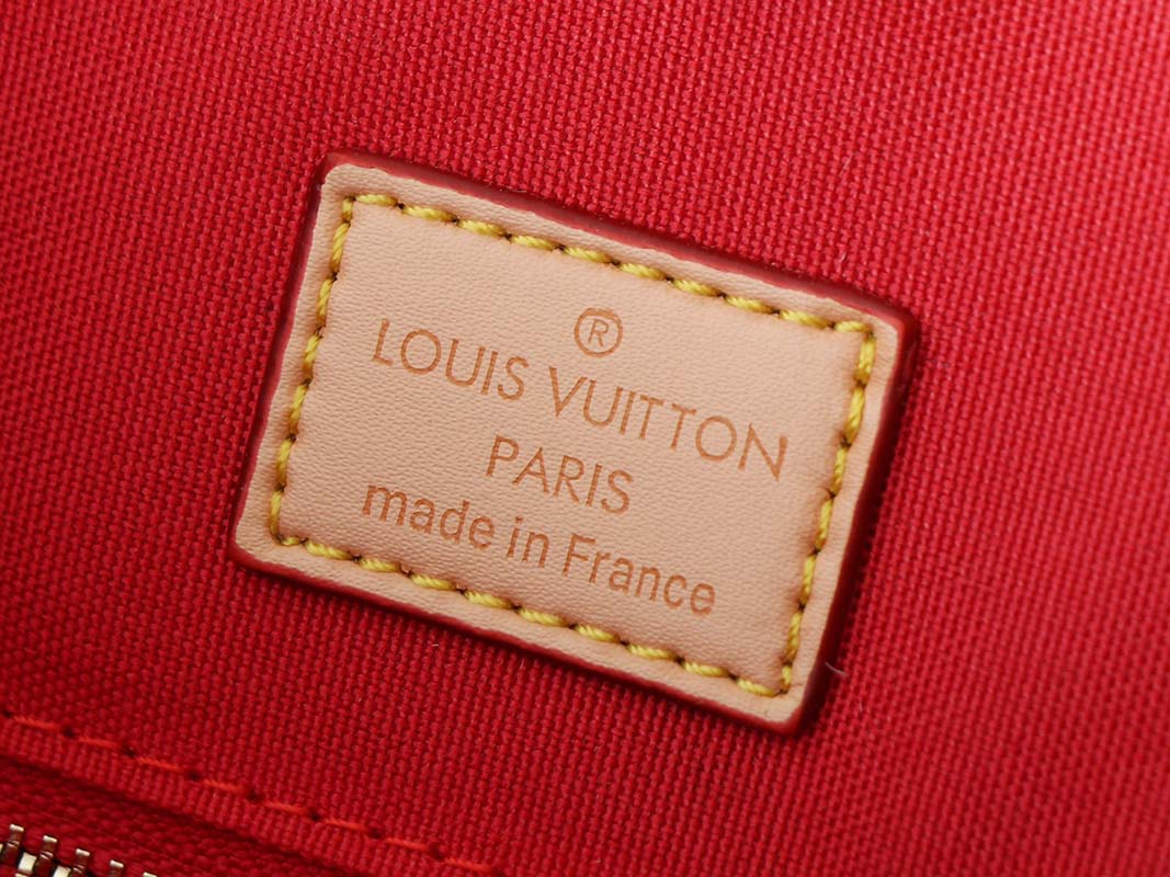 New Big: 11.4″x9.4″x4.7″ Small: 9.8″x7.5″x4.5″ Leather Red Lining Totebag BB-928078