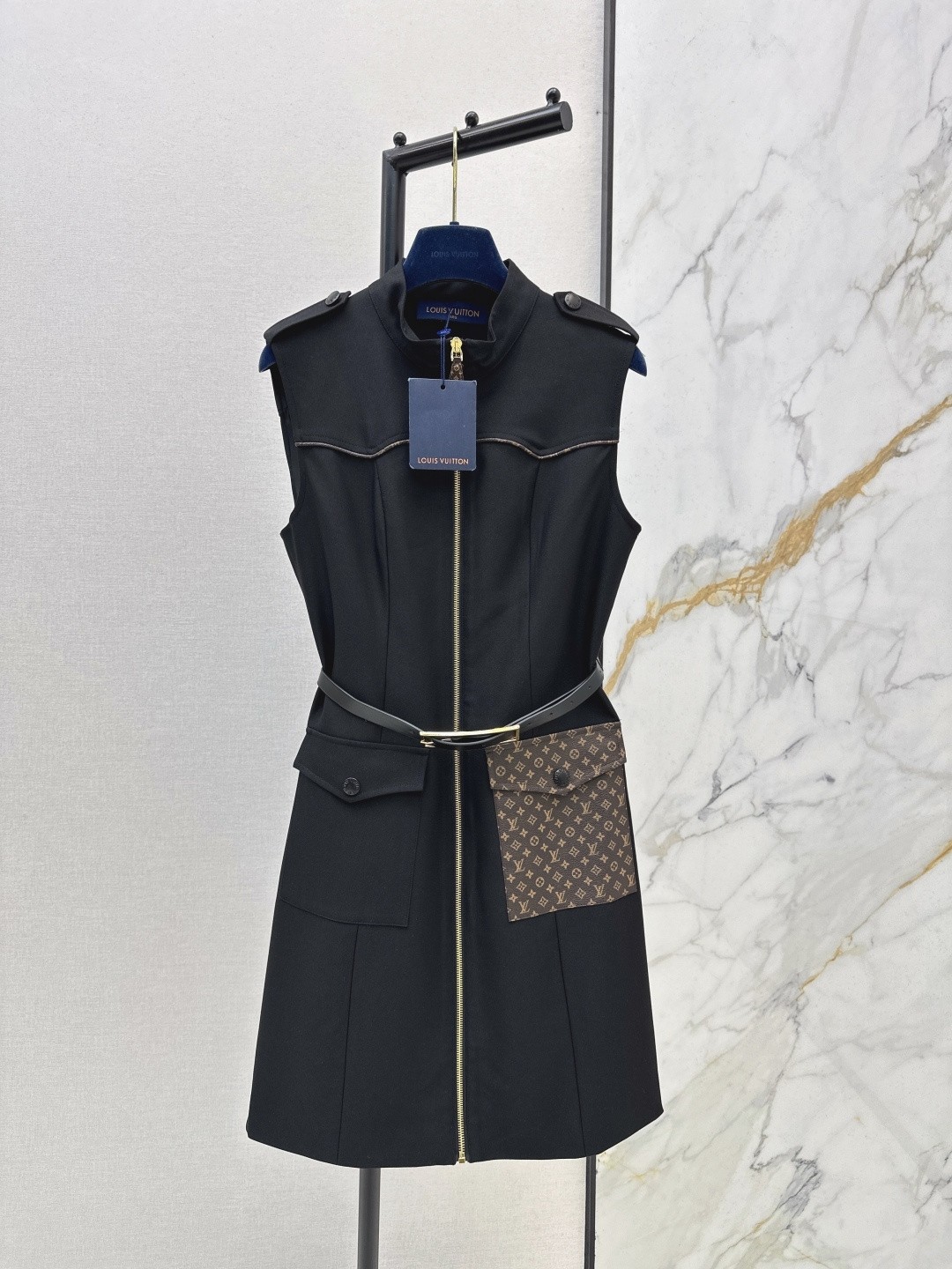 LV A sleeveless dress（Women's style）