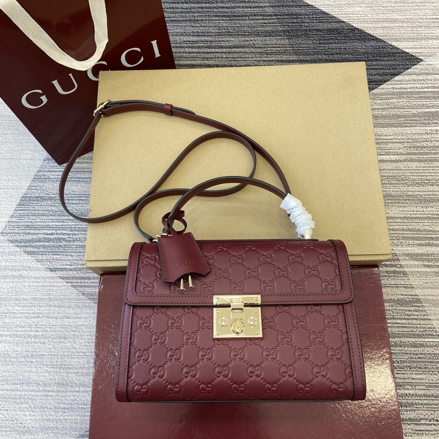 GUC Shoulder bag 26x18x11.5cm（Multiple colors）