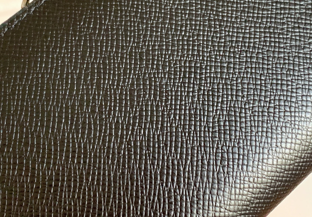Q07：Louis Vuitton Zippy Wallet in Taiga Leather