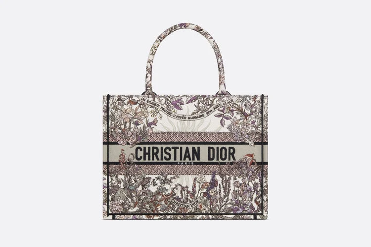 【Dior】A glamorous and elegant Book Tote bag, medium size.
