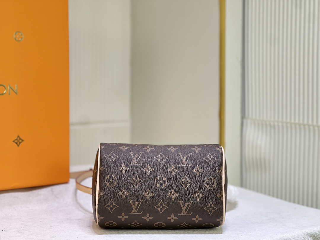 Woman’s handbag with Adjustable strap 7.9″x5.1″x4.3″ BB-9180001000584