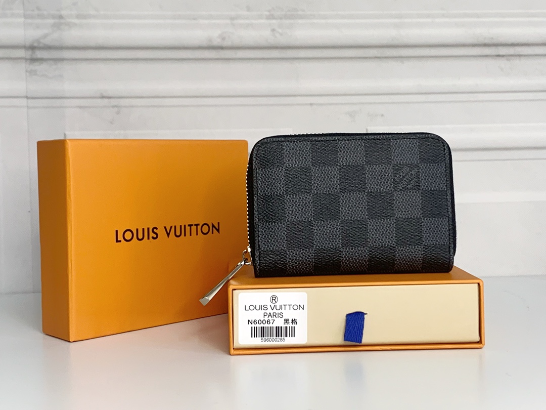 Q14：Louis Vuitton Damier Graphite Zippy Coin Wallet