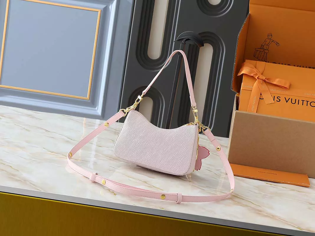 Size 7.5″x5.3″x2.6″ Leather Woman’s HandBag with Straps BB-14029