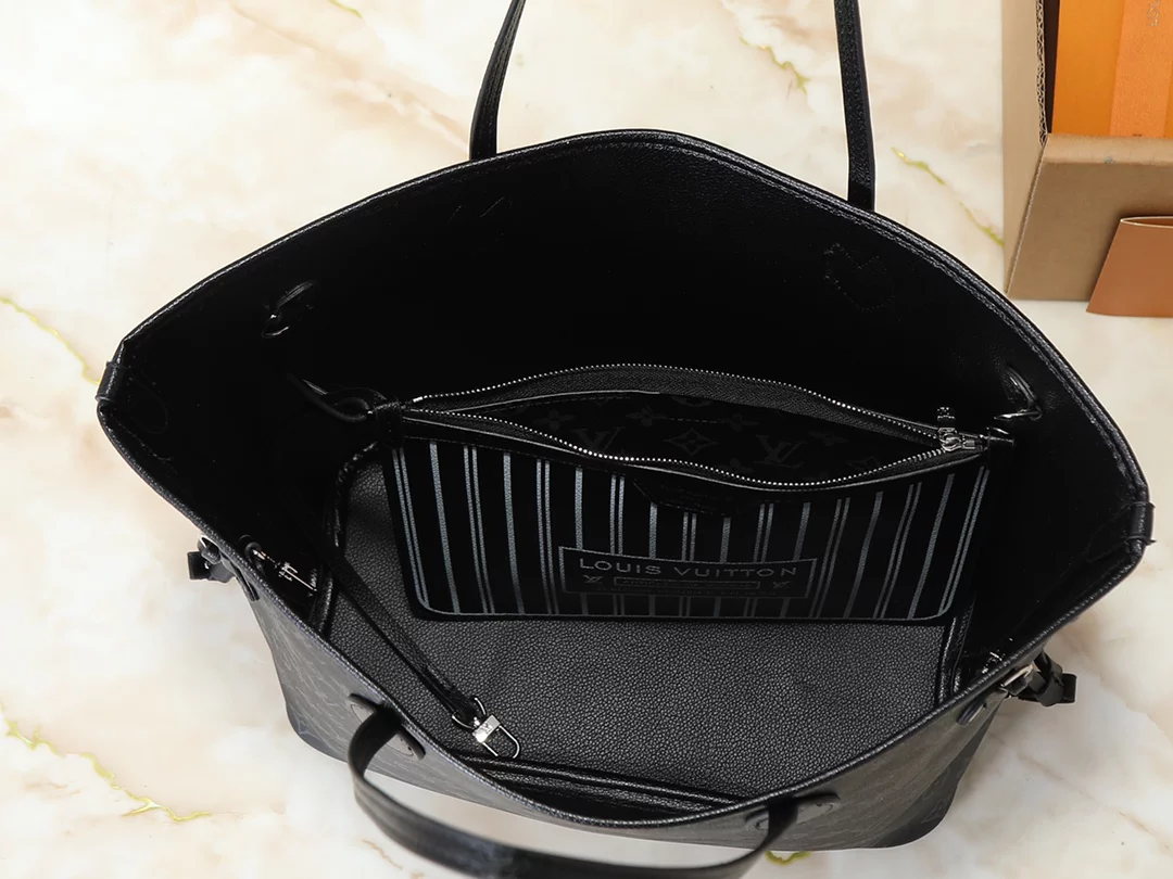 Genuine leather Big:12.2″x11.0″x5.5″ Small:9.8″x6.3″x3.9″ Woman’s Handbag with a small pocket BB-921946