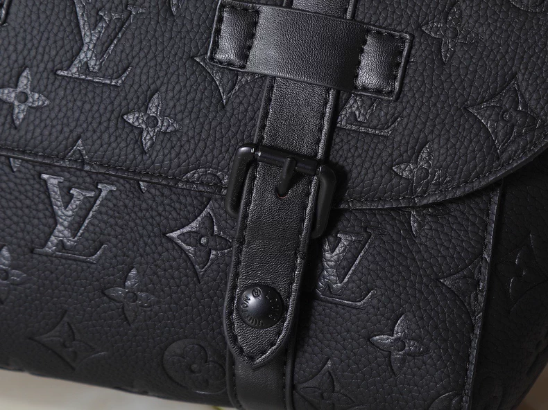 LOUIS VUITTON M28324 Christopher Messenger