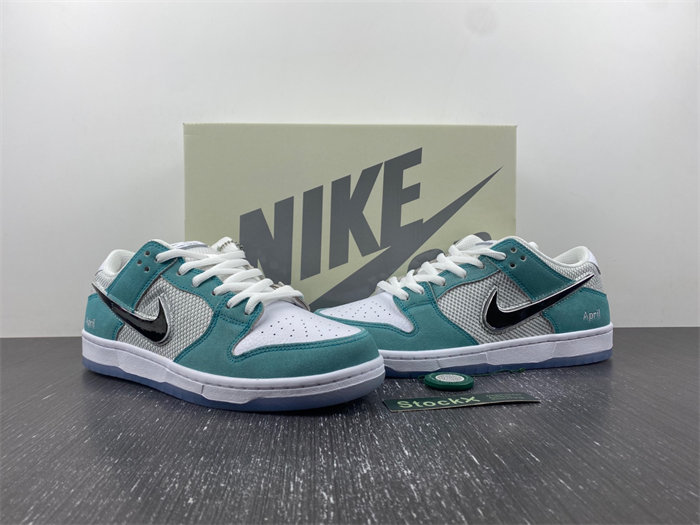 NK SB Dunk Low April Skateboards FD2562-400