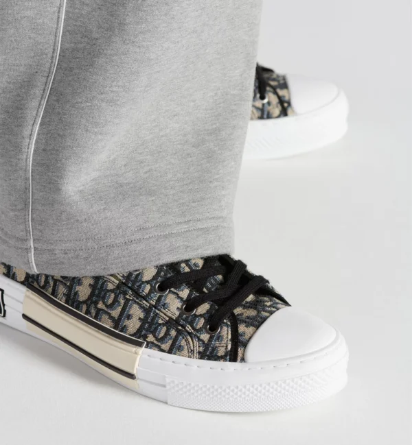 DR B23 League Low-Top Sneaker
