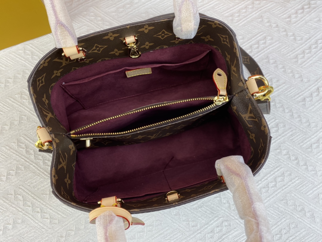 Woman’s handbag with strap 11.4″x7.9″x5.1″ BB-9180001000605