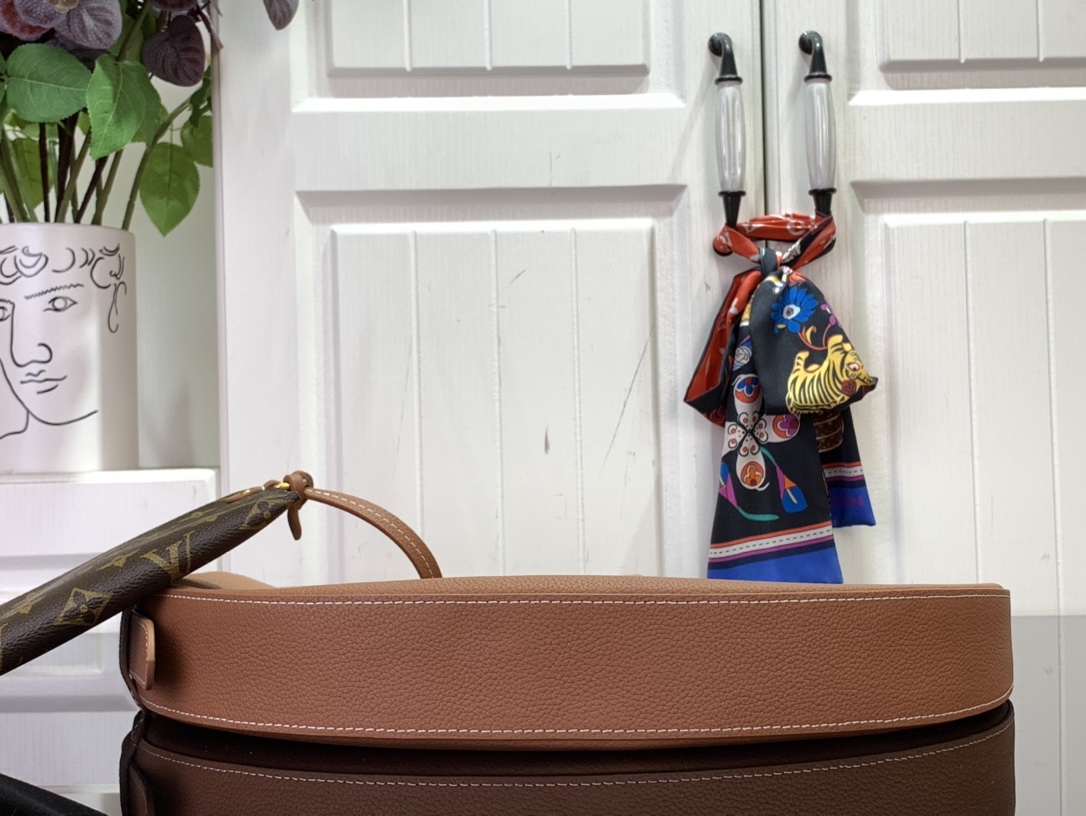 LOUIS VUITTON M14642 Low Key Cookie MM