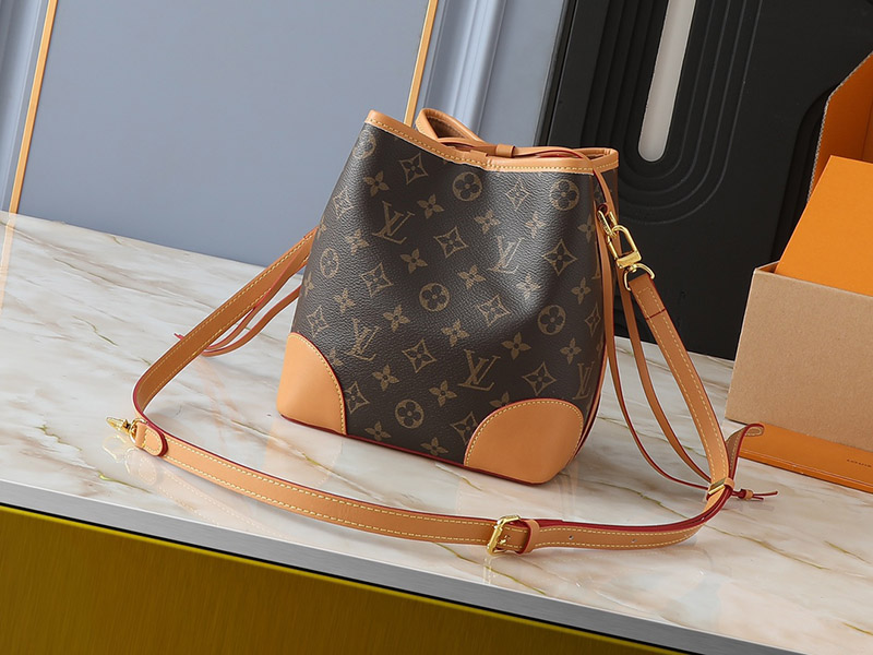 Big: 8.7″x7.5″x9.1″ Small: 4.7″x4.7″x4.7″ Leather Handbag with Adjustable Strap BB-921538