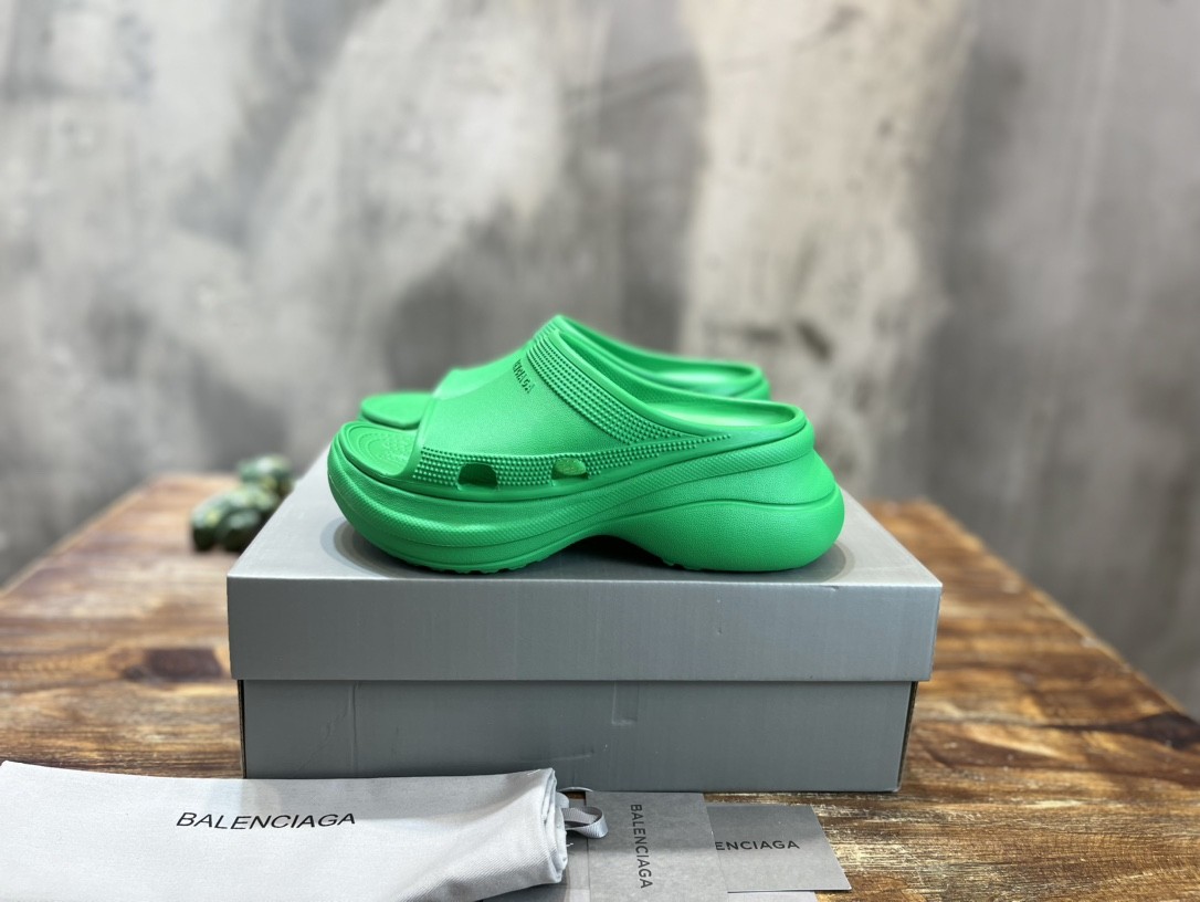BLCG x Crocs Slippers（Multiple colors）