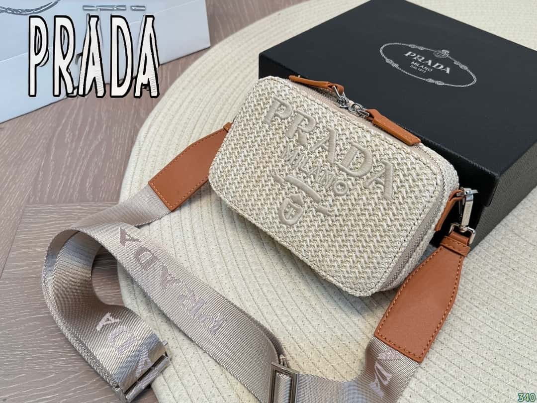 [Prada] New raffia bags in a range of luxurious colors.