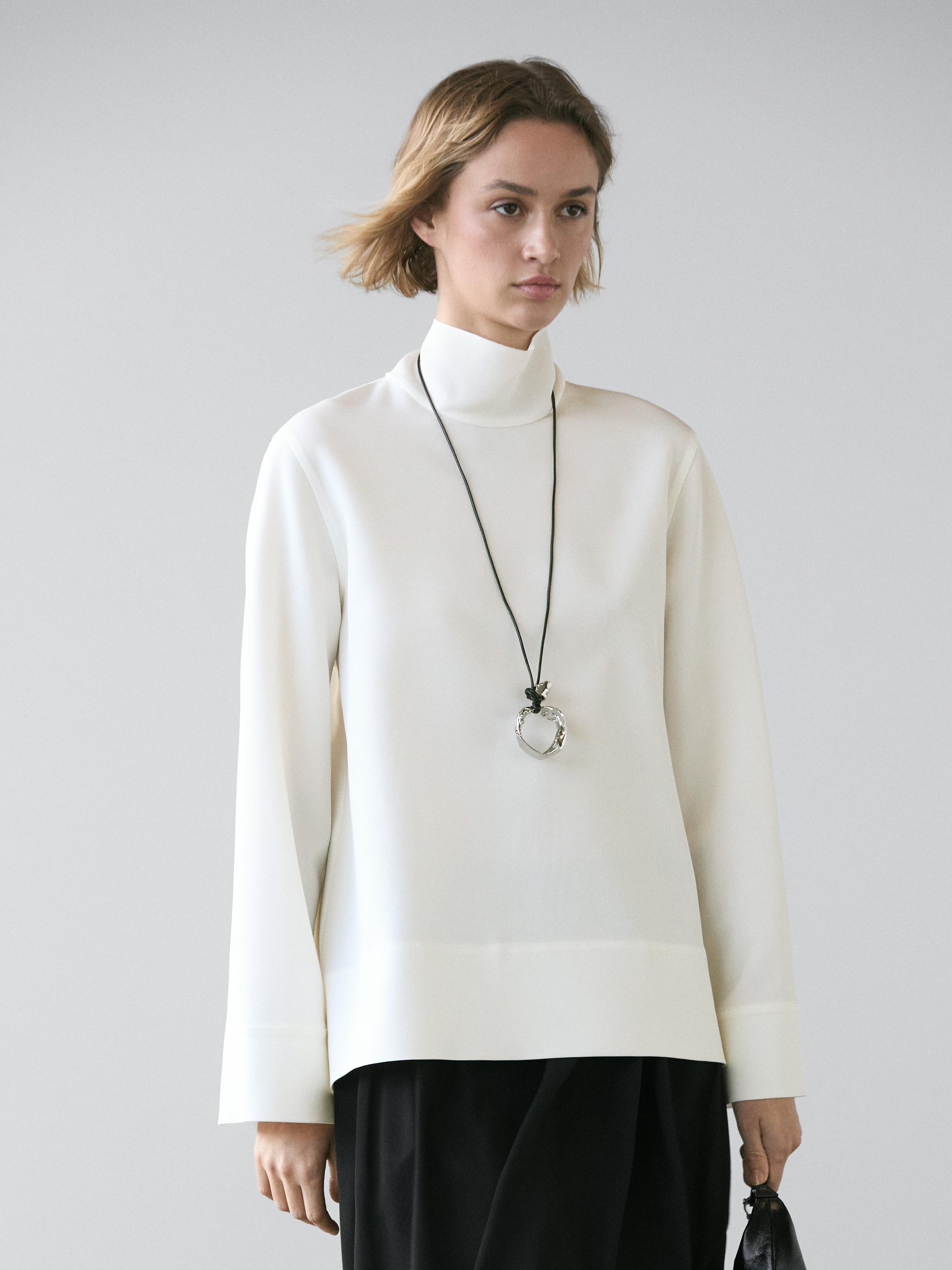 Blusa cuello subido detalle bajo