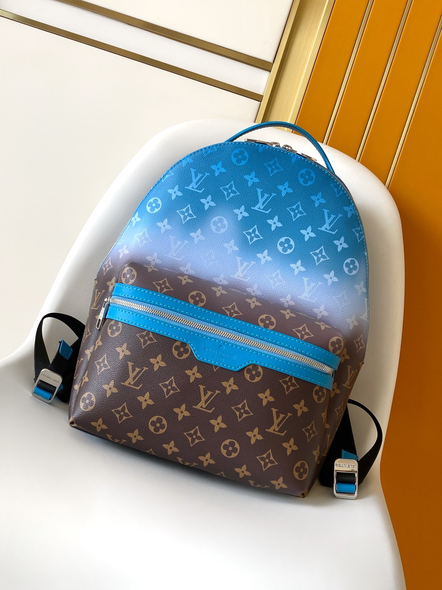 LV Discovery Backpack M28025 Size:29x38x20cm