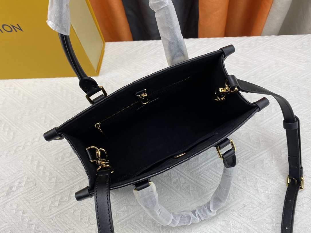 Woman’s Handbag with Adjustable strap 13.4″x10.2″x5.1″ BB-918000100070