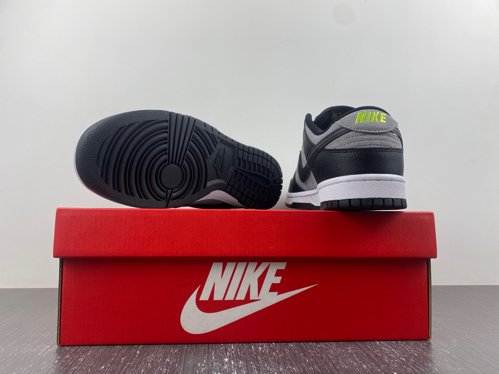 NK Dunk Low 'Black Grey Green Strike' FQ2205-001