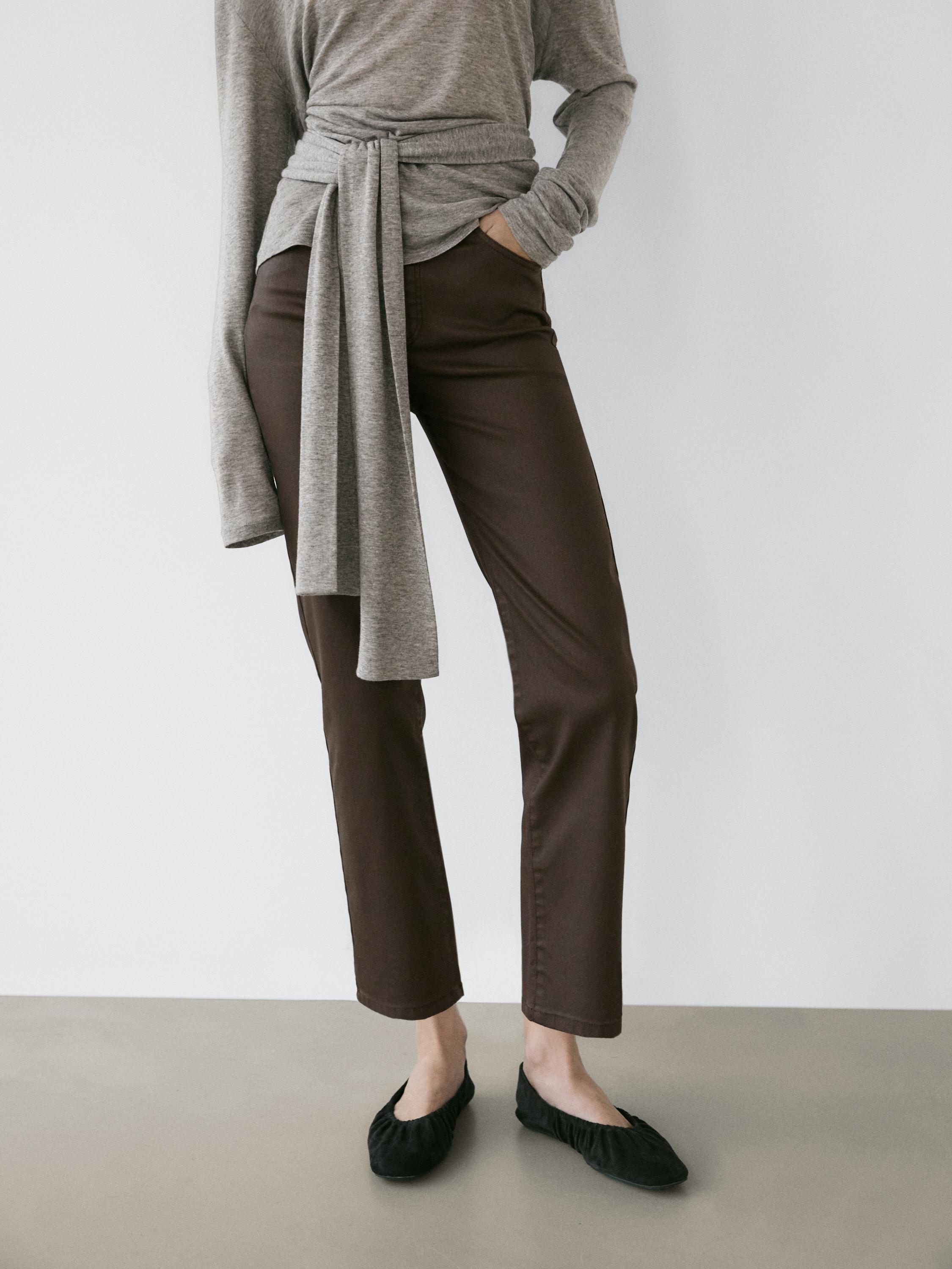 Pantalón straight fit tiro alto encerado