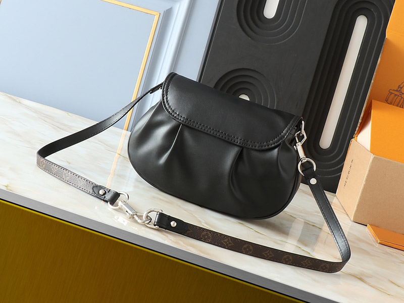 Black Leather 10.6″x7.1″x1.2″ Handbag with Strap BB-921486
