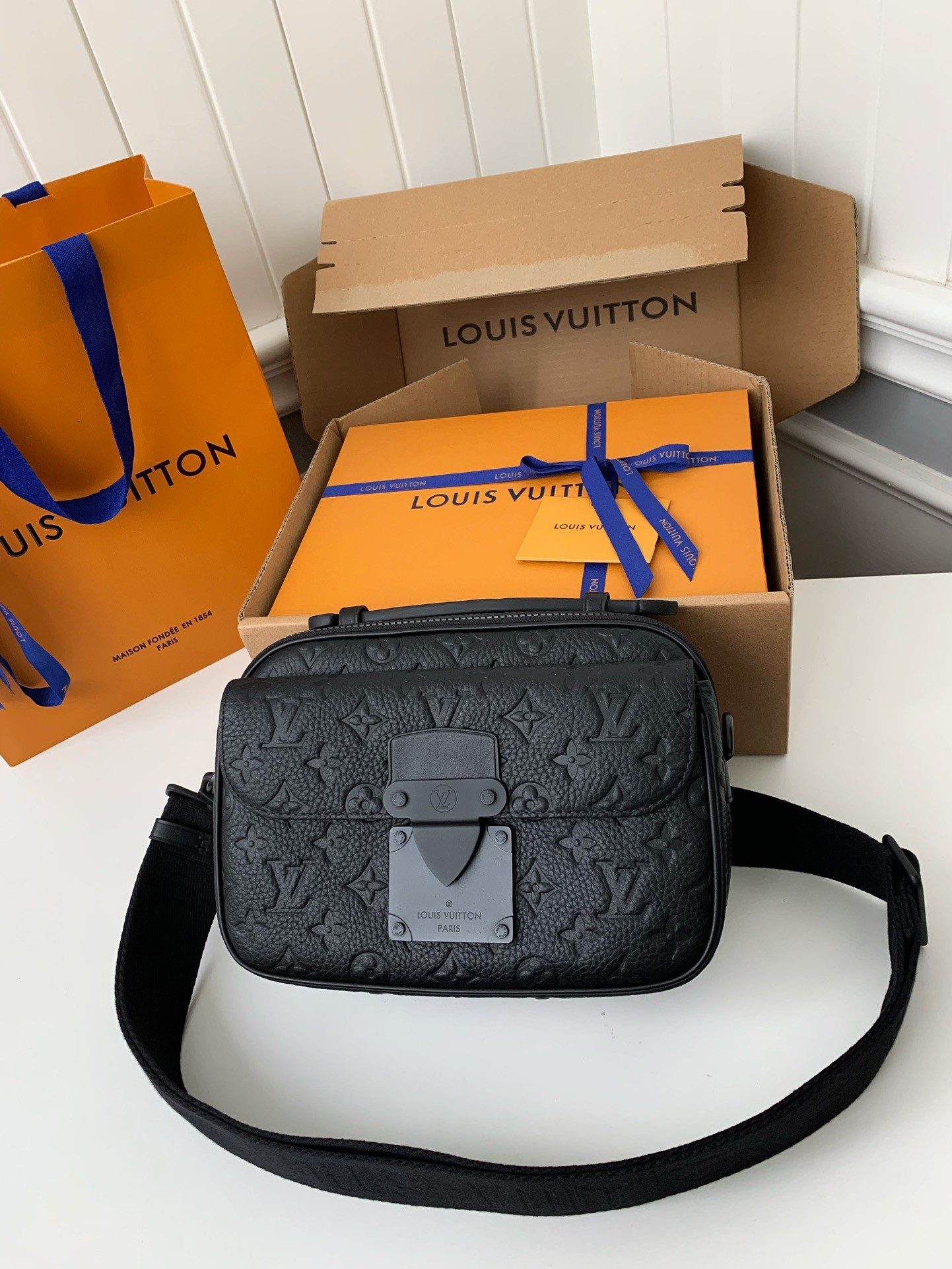 LV  S-Lock Messenger  22*18*8cm