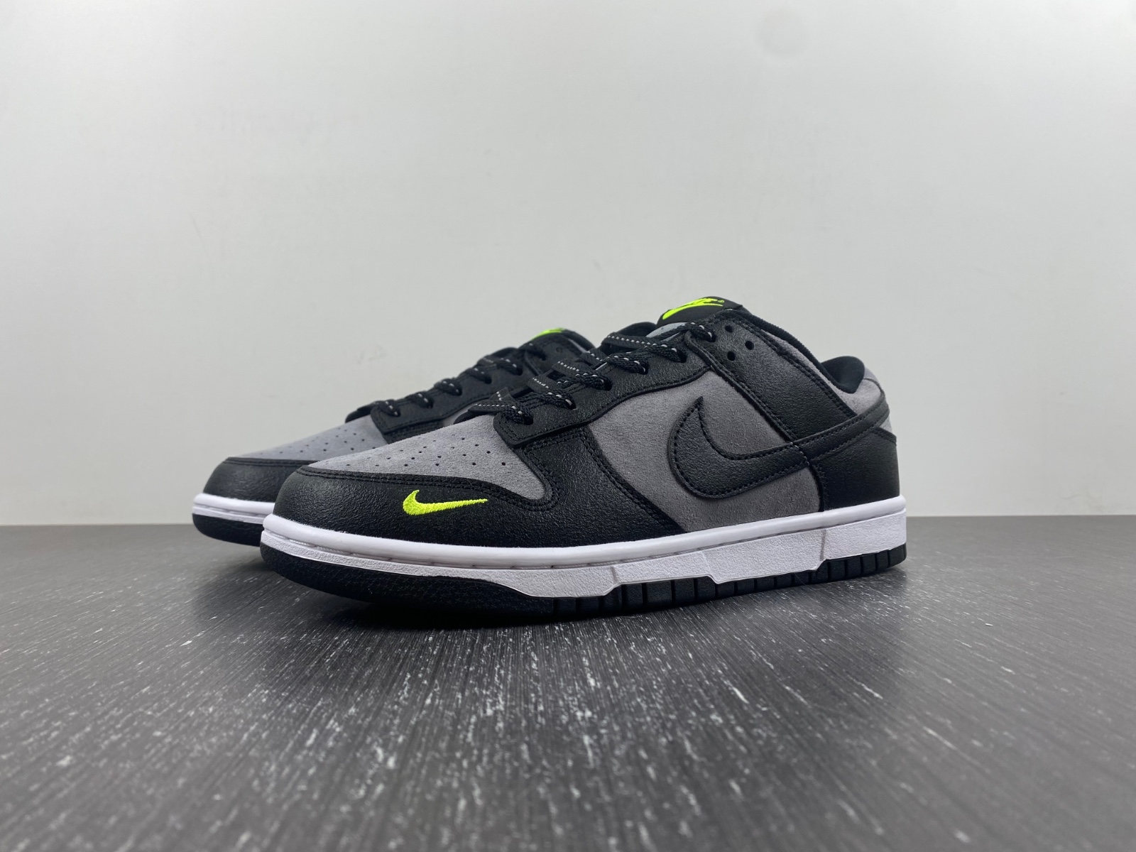 NK Dunk Low 'Black Grey Green Strike' FQ2205-001