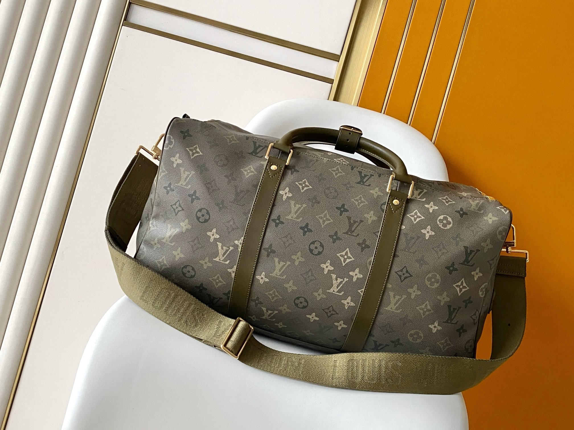 LV Travelling bag M26964 50X29X34CM