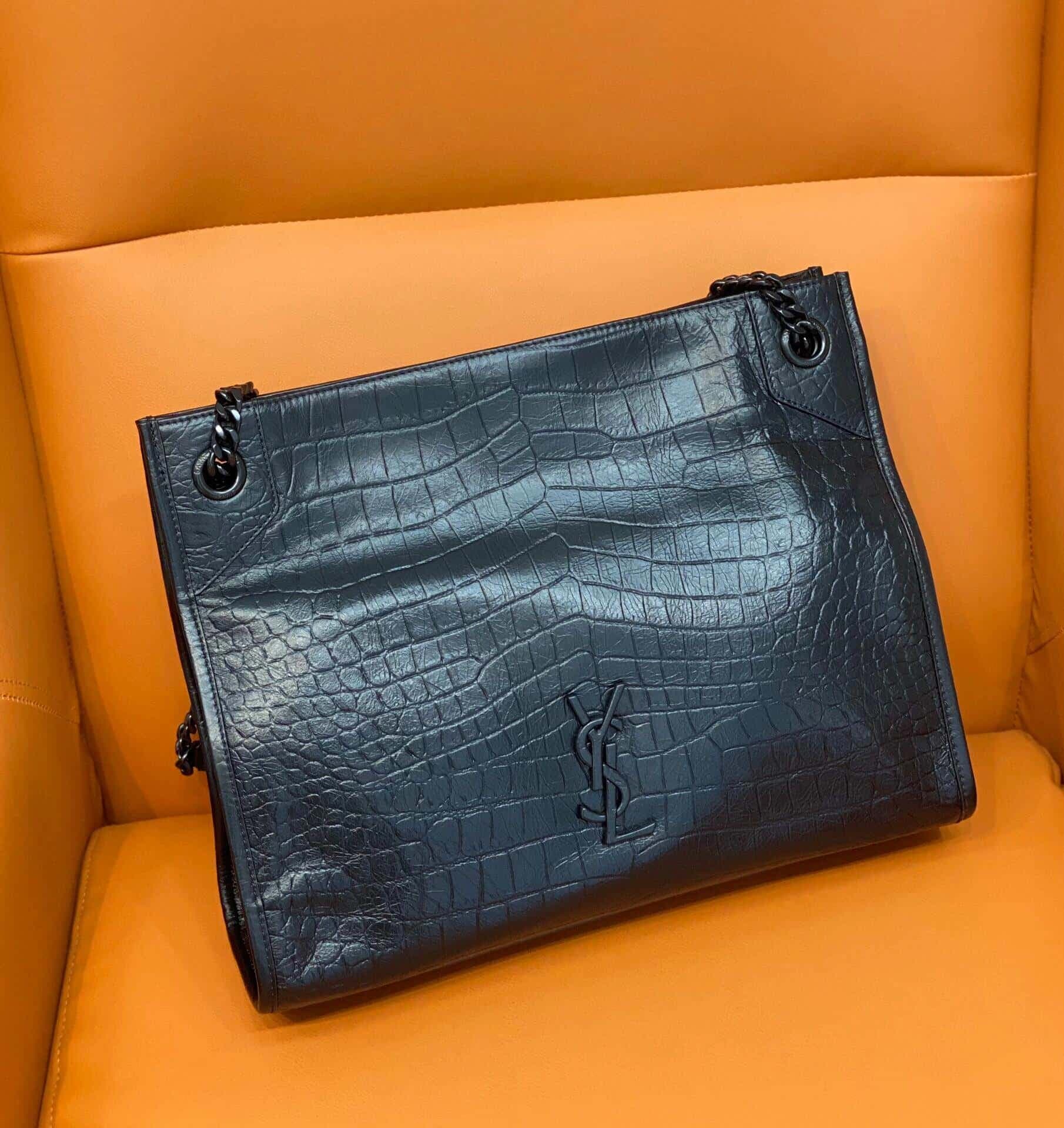 [Saint Laurent] The much-talked-about Niki crocodile-embossed bag: Combining practicality and design.
