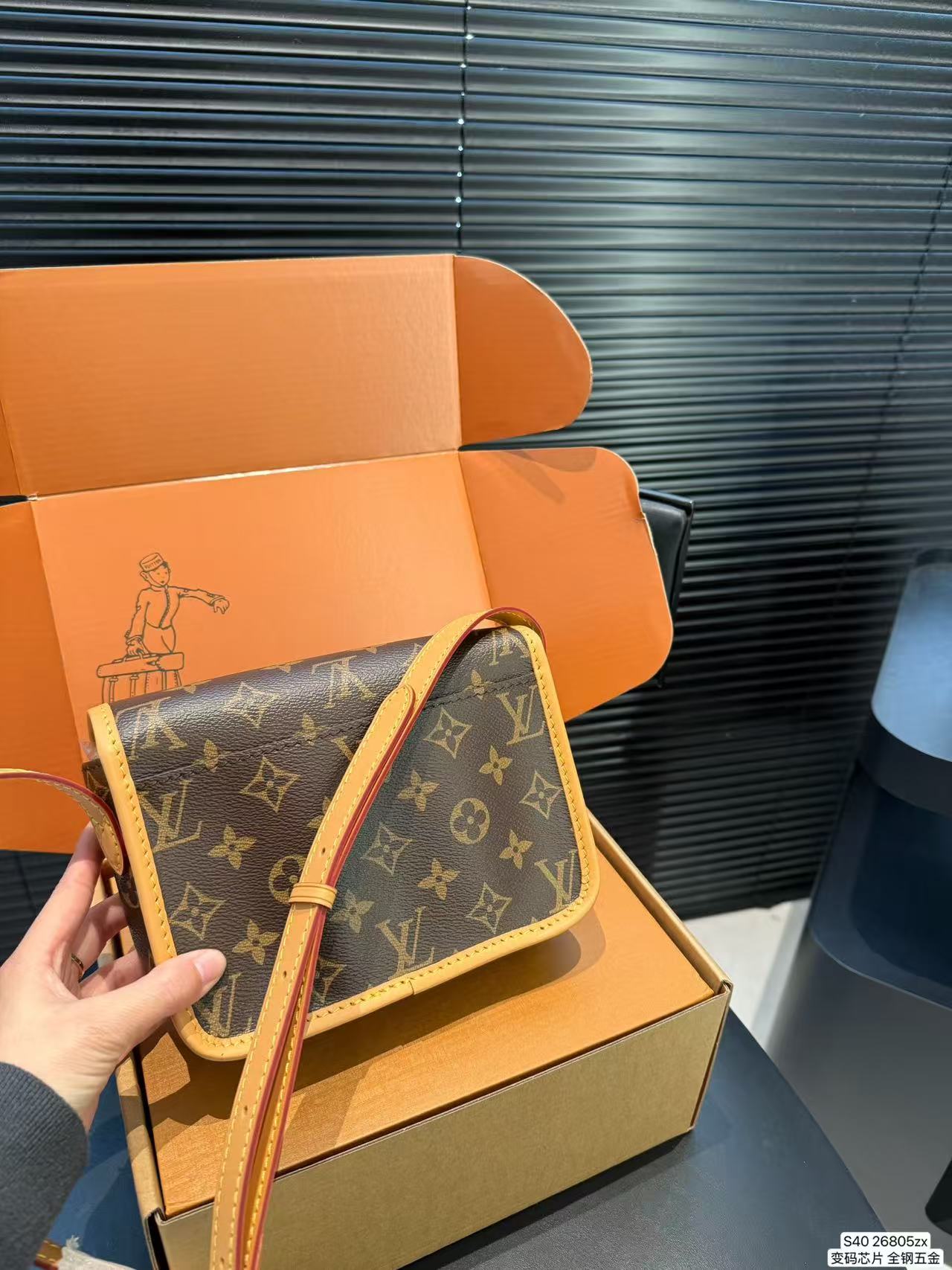 LV SATCHEL M26805 15*6*19.5CM