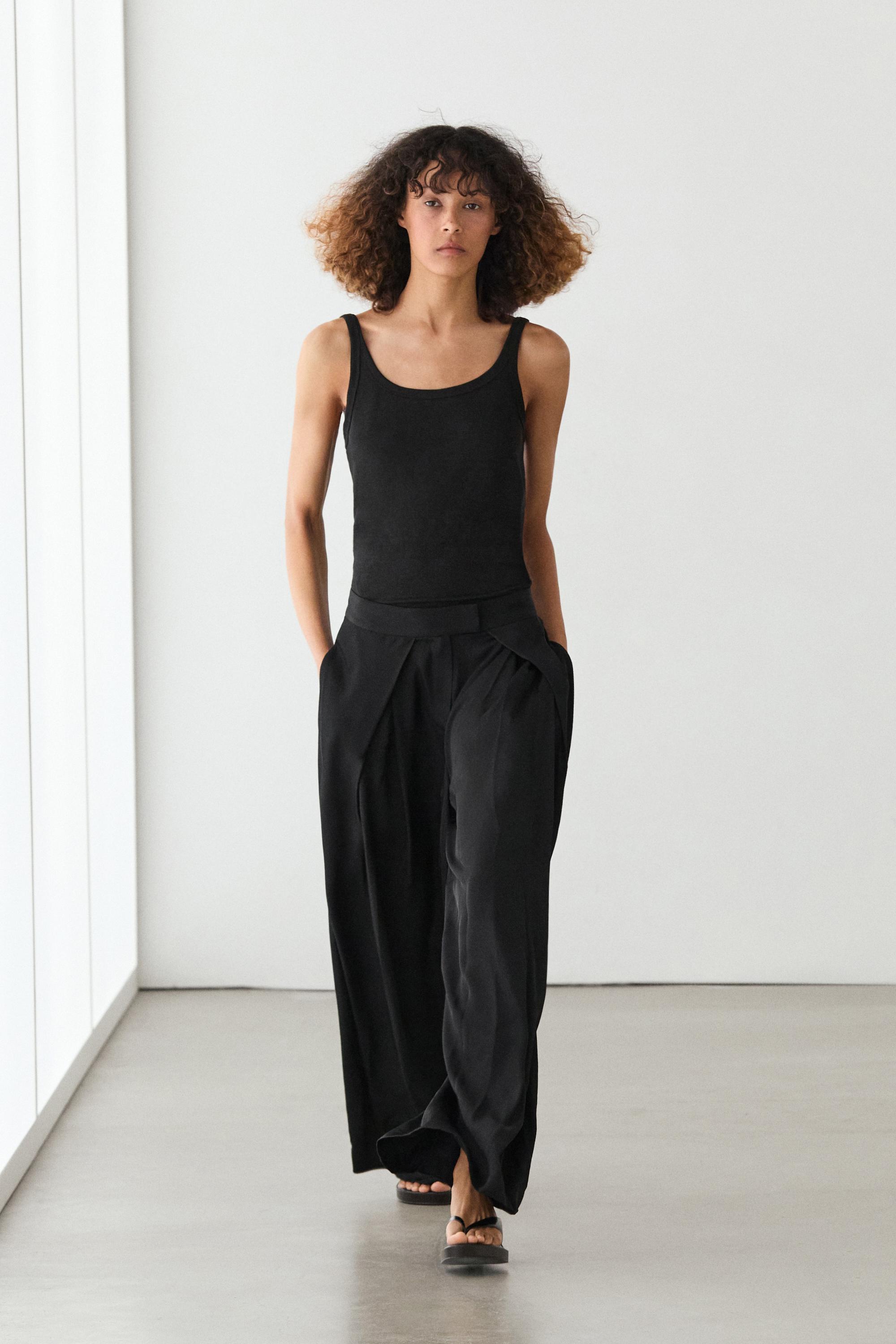 Pantalón detalle pinzas satinado