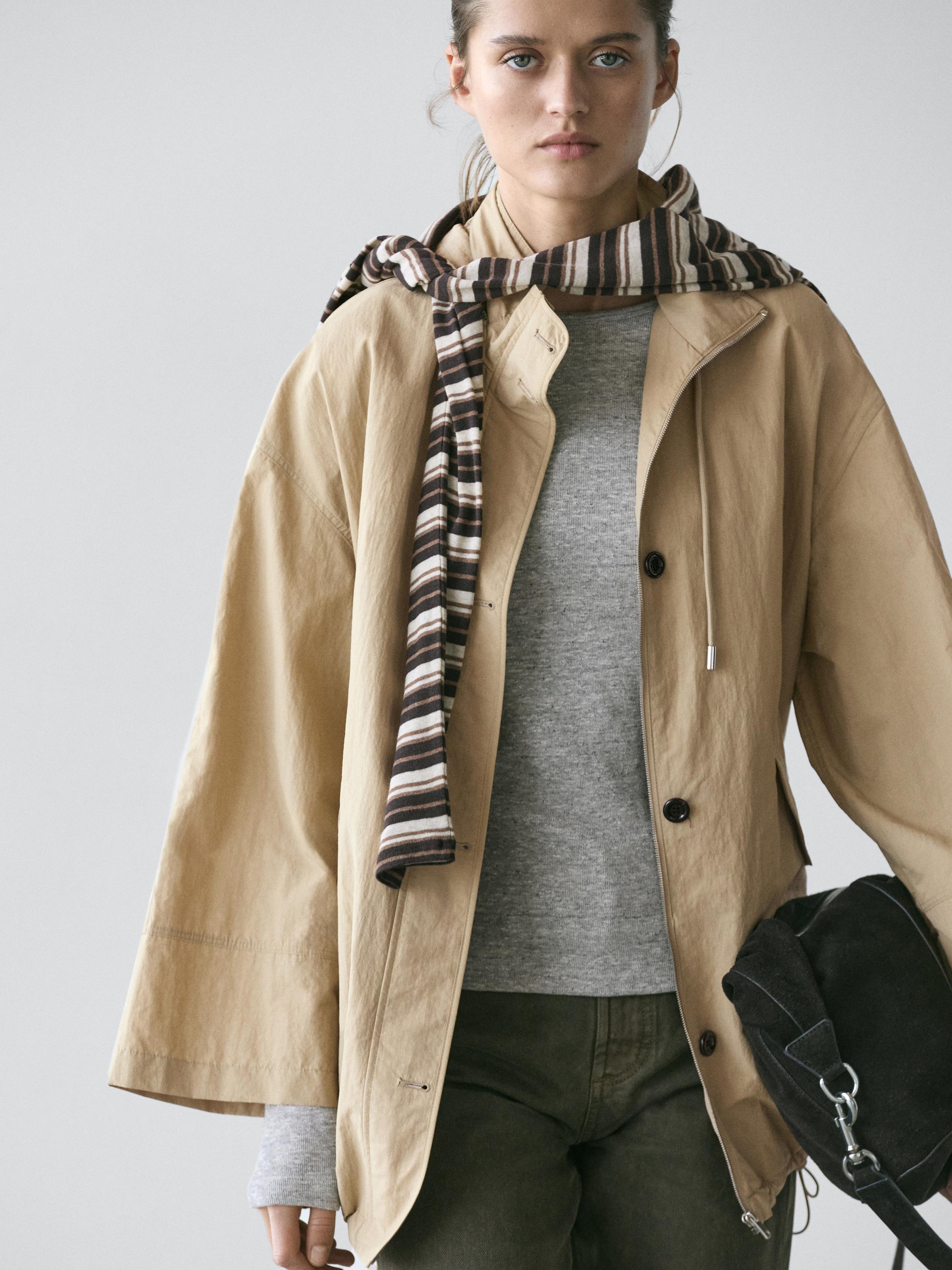 Parka abullonada detalle capucha