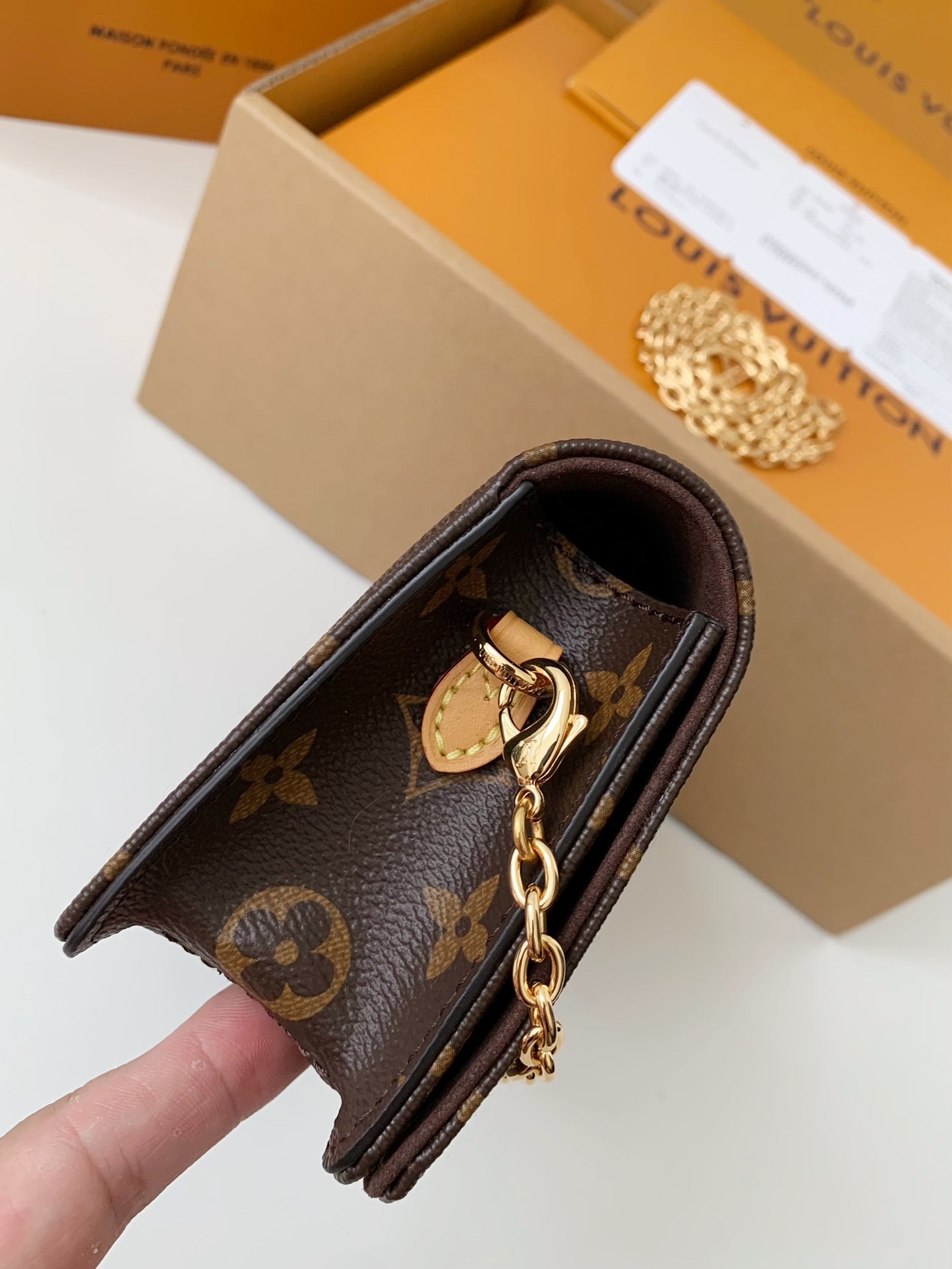 LV WALLET ON CHAIN LILY  M82509 size：20.7*10.2*3.5cm