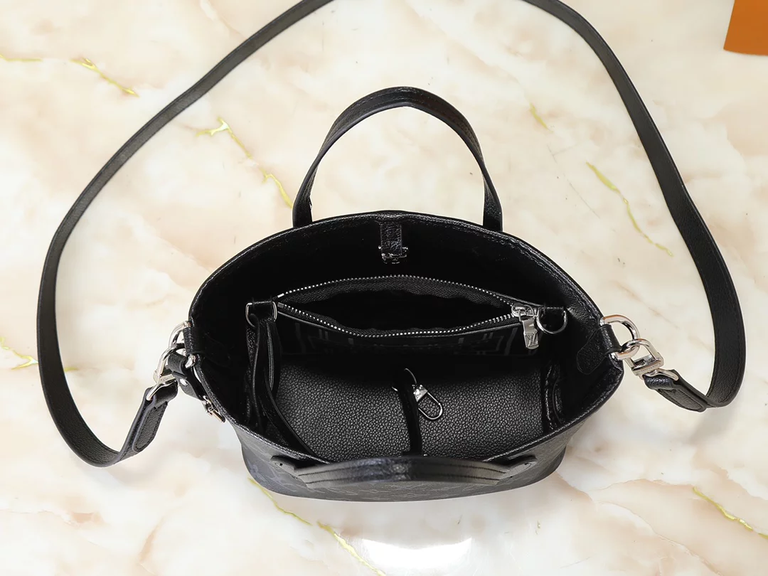 Genuine leather Big:12.2″x11.0″x5.5″ Small:9.8″x6.3″x3.9″ Woman’s Handbag with a small pocket BB-921946