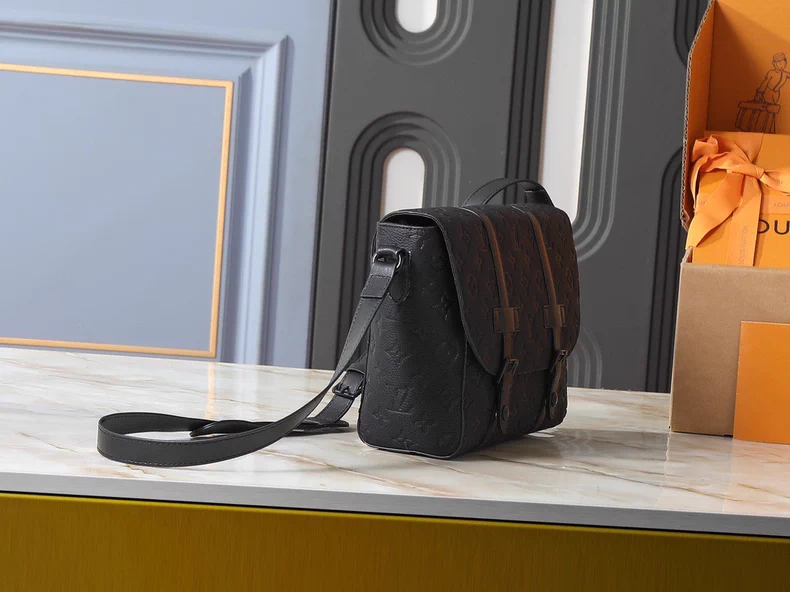 LOUIS VUITTON M28324 Christopher Messenger