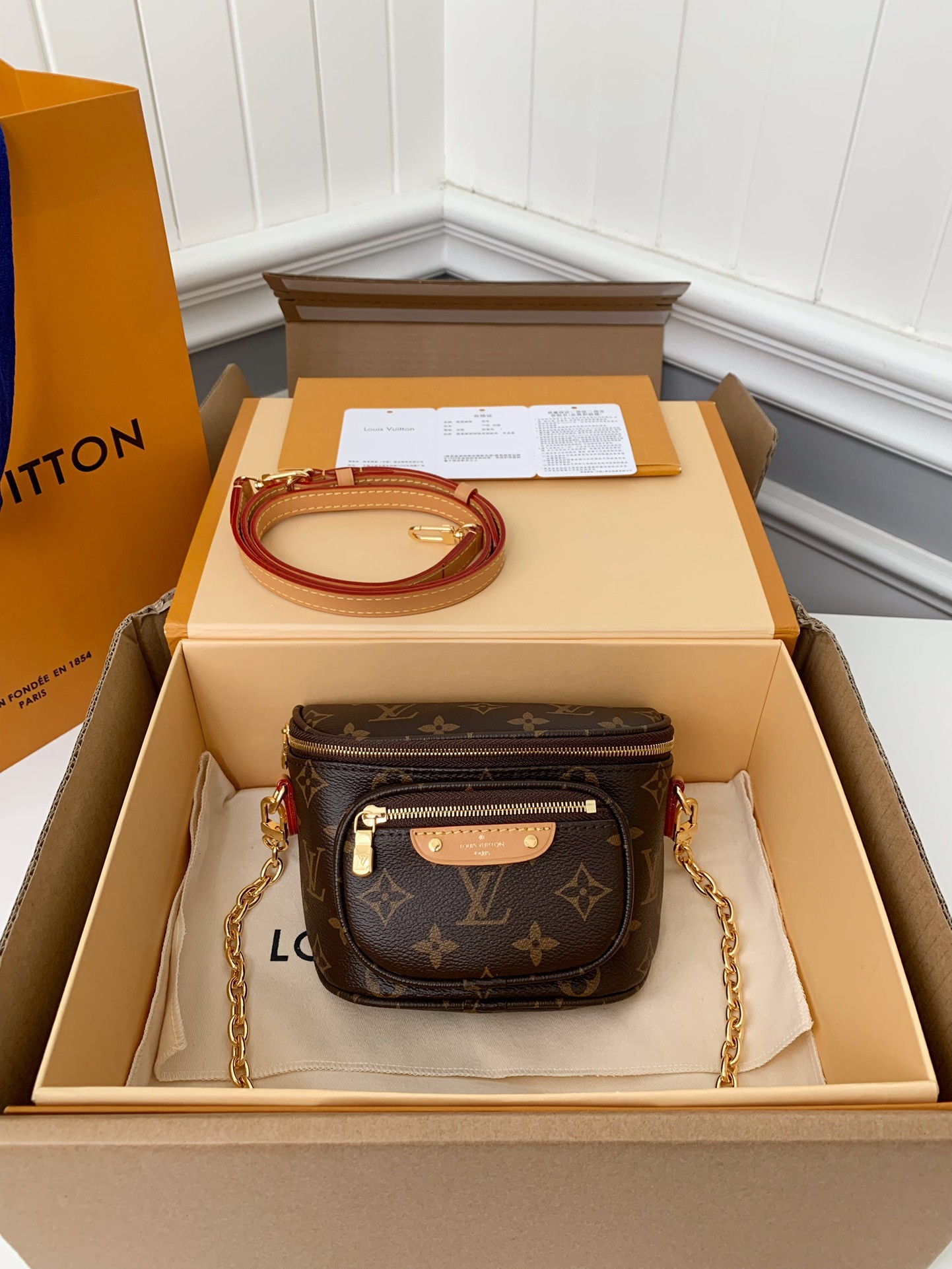 LV  23  Mini Bumbag 17*12*9.5cm