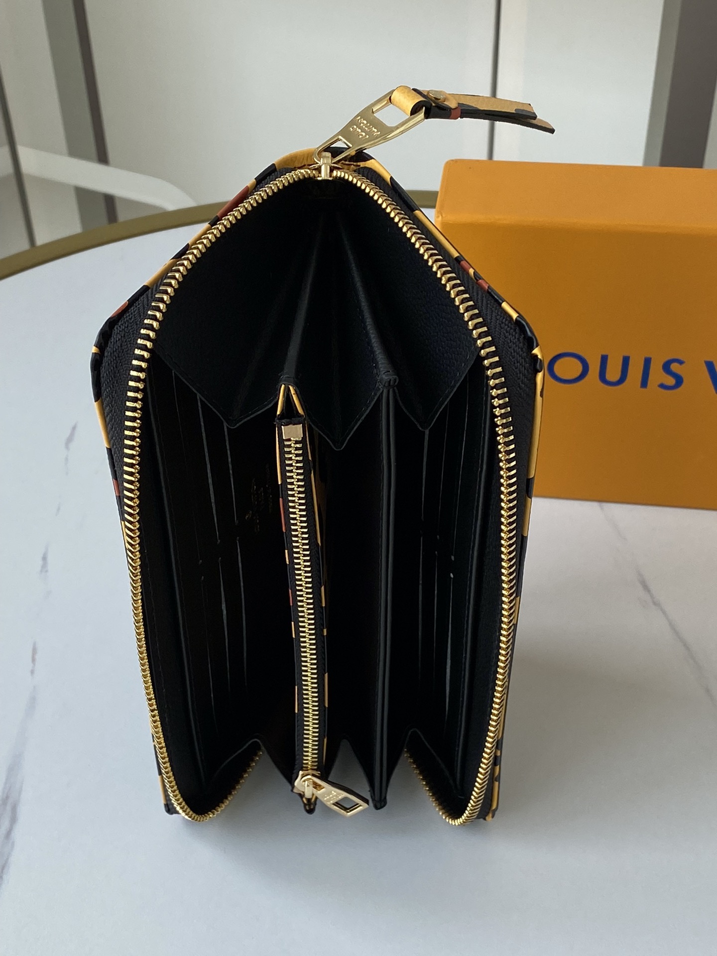 Long wallet 7.7″x3.9″x1.0″ BB-918000388