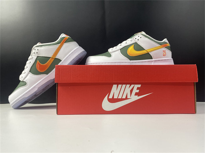 NK Dunk Low SE NY vs. NY DN2489-300