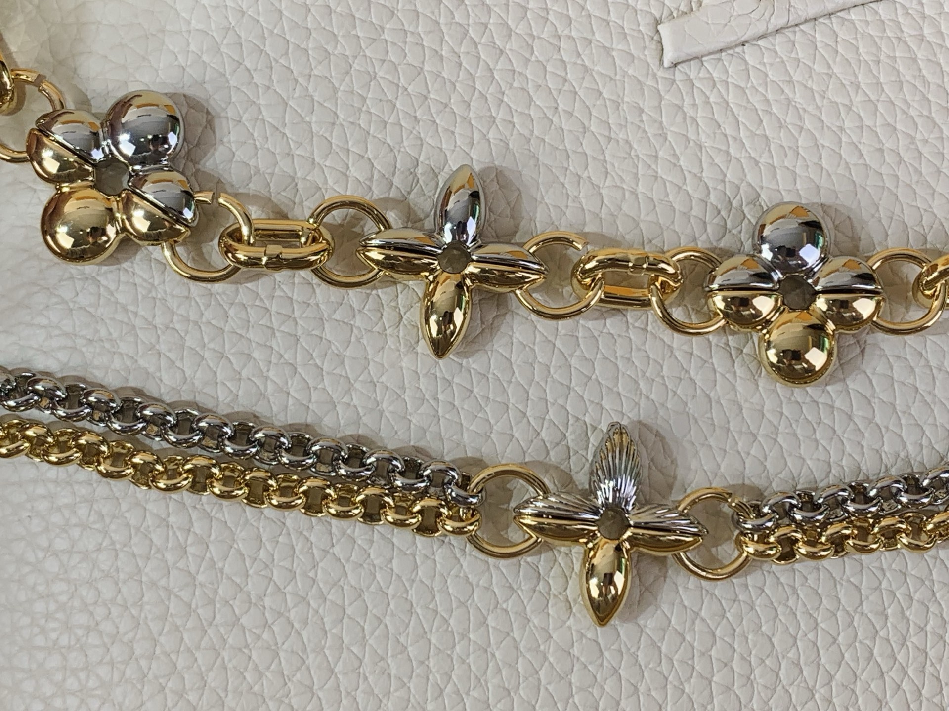 LOUIS VUITTON M26345 Capucines East-West Mini