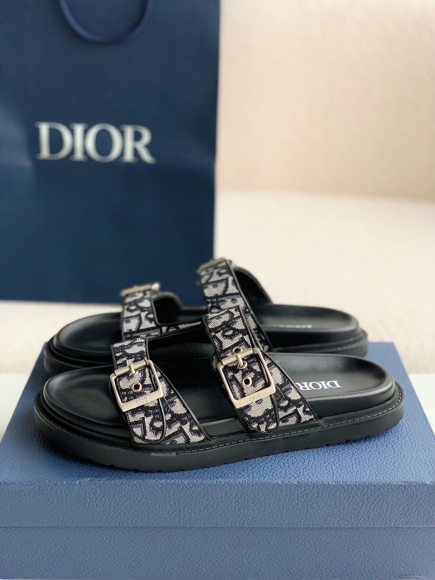 DR Classic B22 Clunky Sandals
