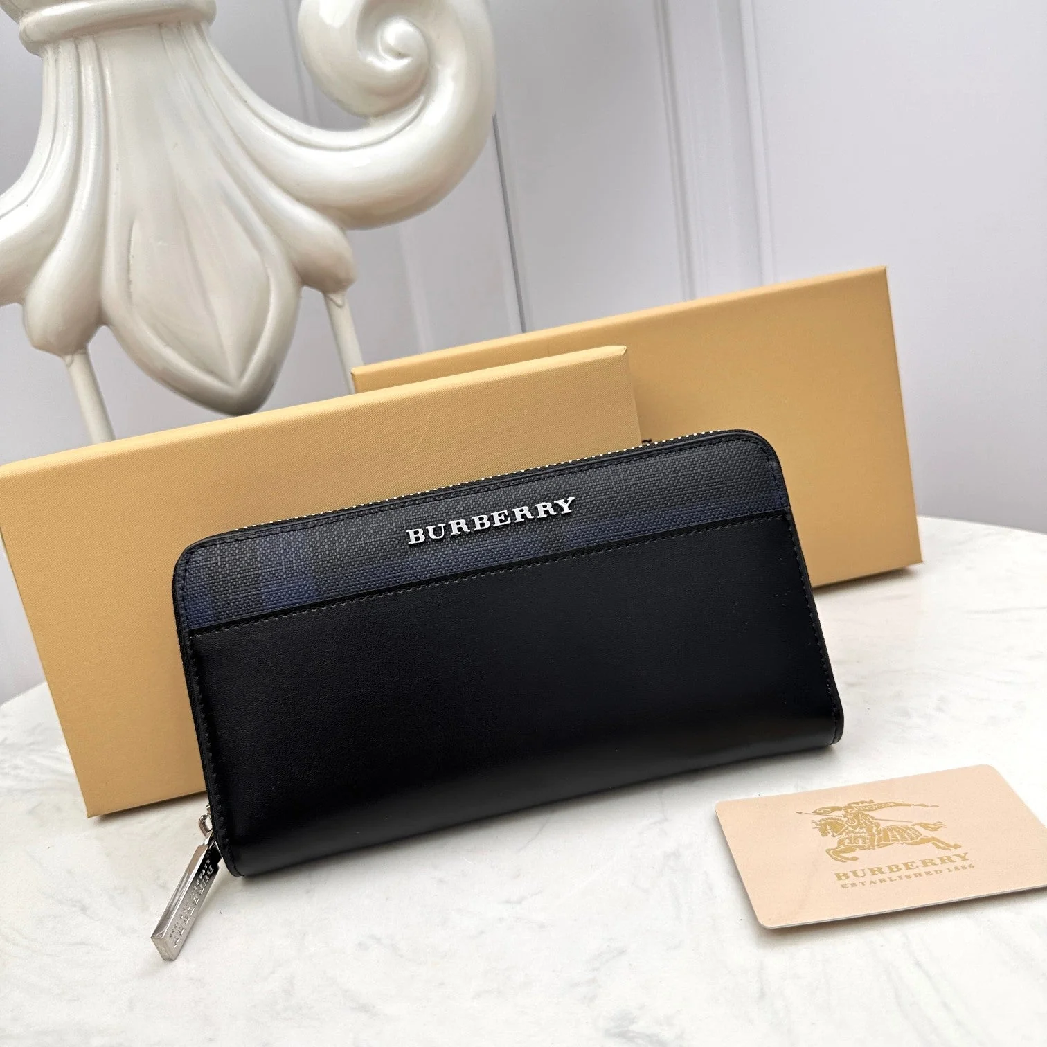 【Burberry】Shipping and customs included. Classic popular zipper zip-around long wallet.