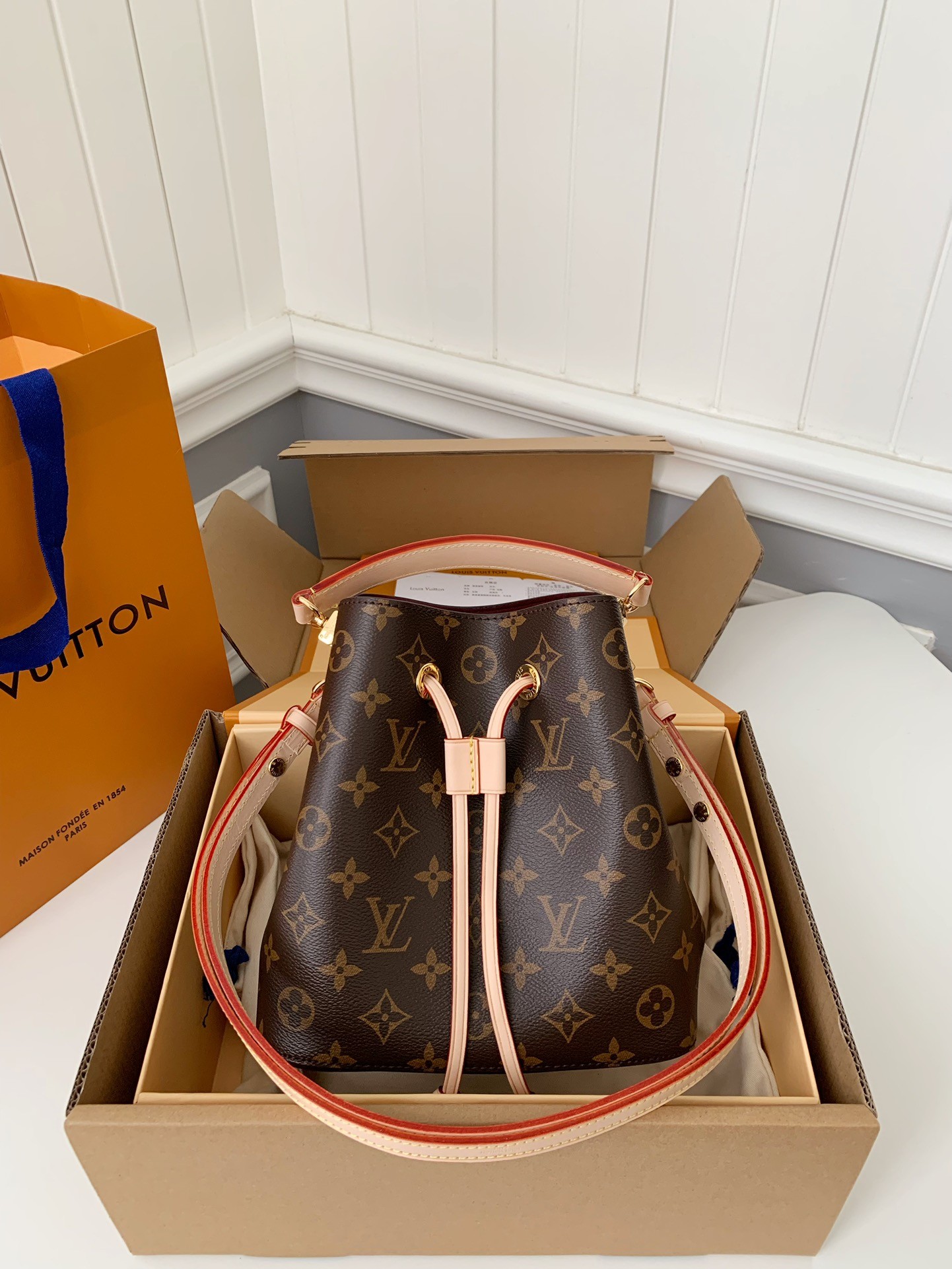 LV  NÉONOÉ BB 20*20*13cm（Multiple colors）