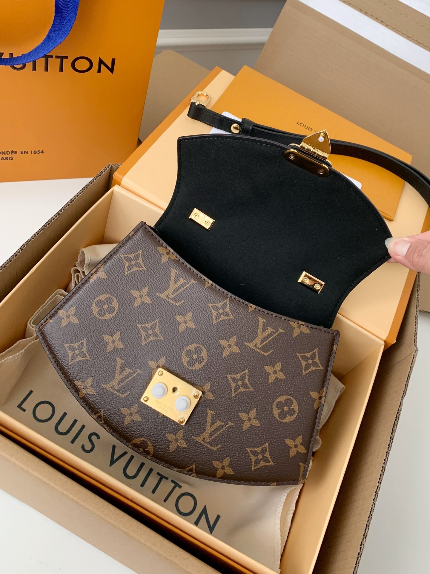 LV S23 M46548 23.5*16.5*8cm
