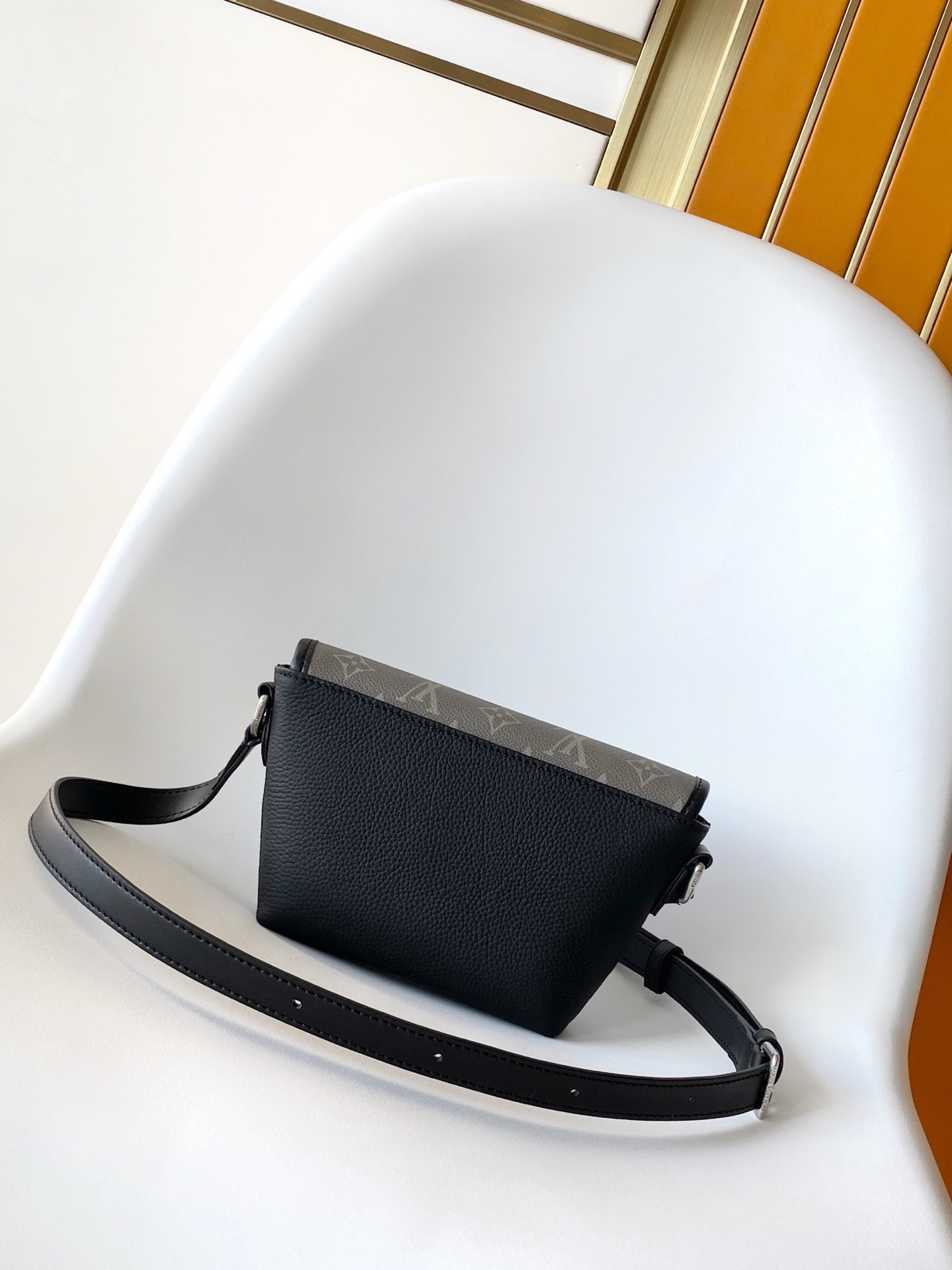 LV Pulse mini M12618 Size:22.5x16x5cm